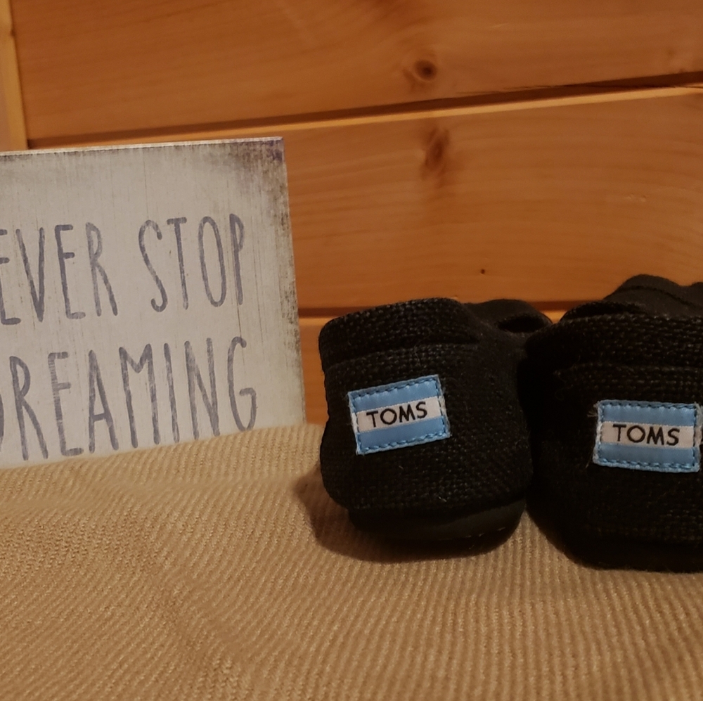 Black burlap Tom's